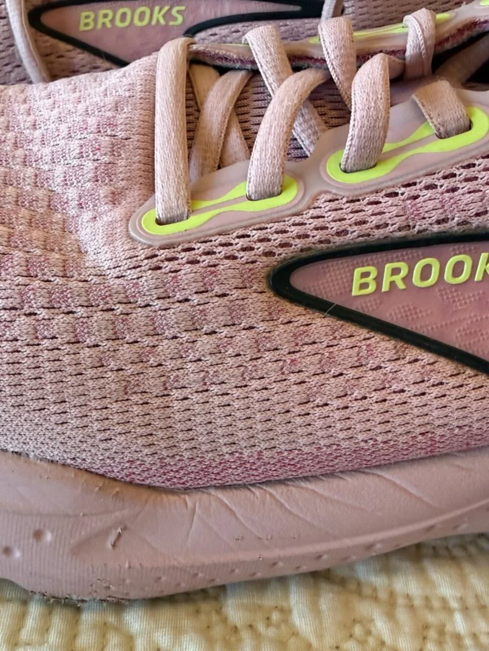 Brooks Pink Glycerin 21 running shoes featuring plush cushion support. Size 9 - Picture 3 of 9